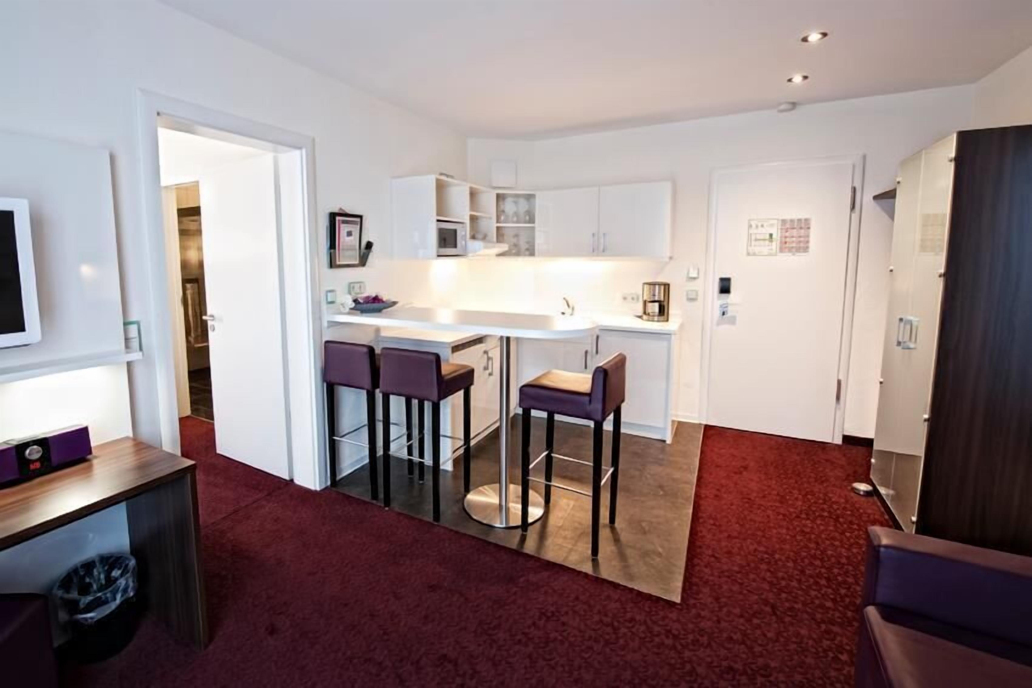 junior suite | living area | flat-screen tv