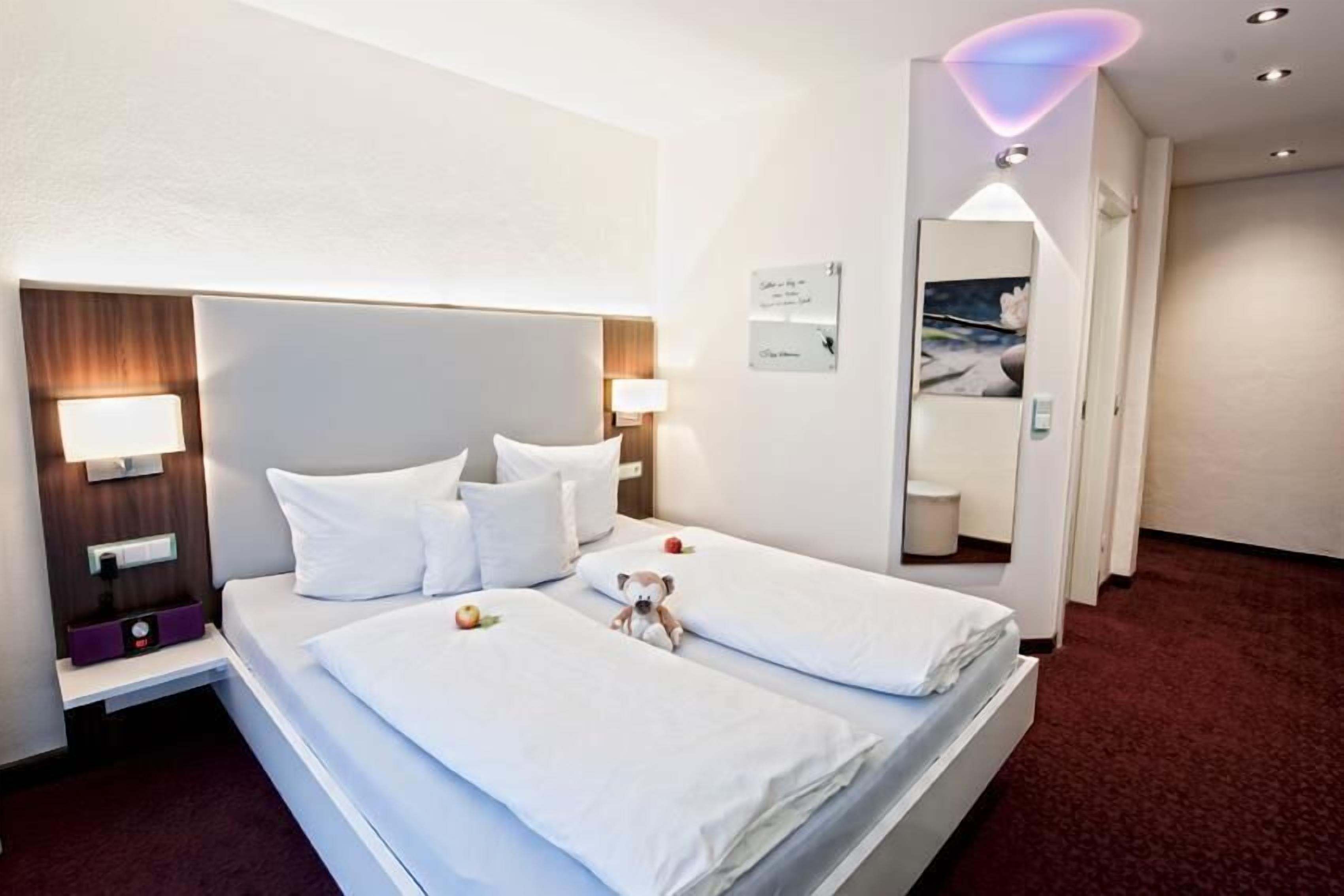 double room | desk, soundproofing, free cots/infant beds, free wifi