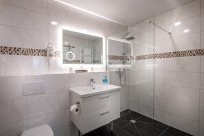 Ducha, artículos de higiene personal gratuitos y secador de pelo