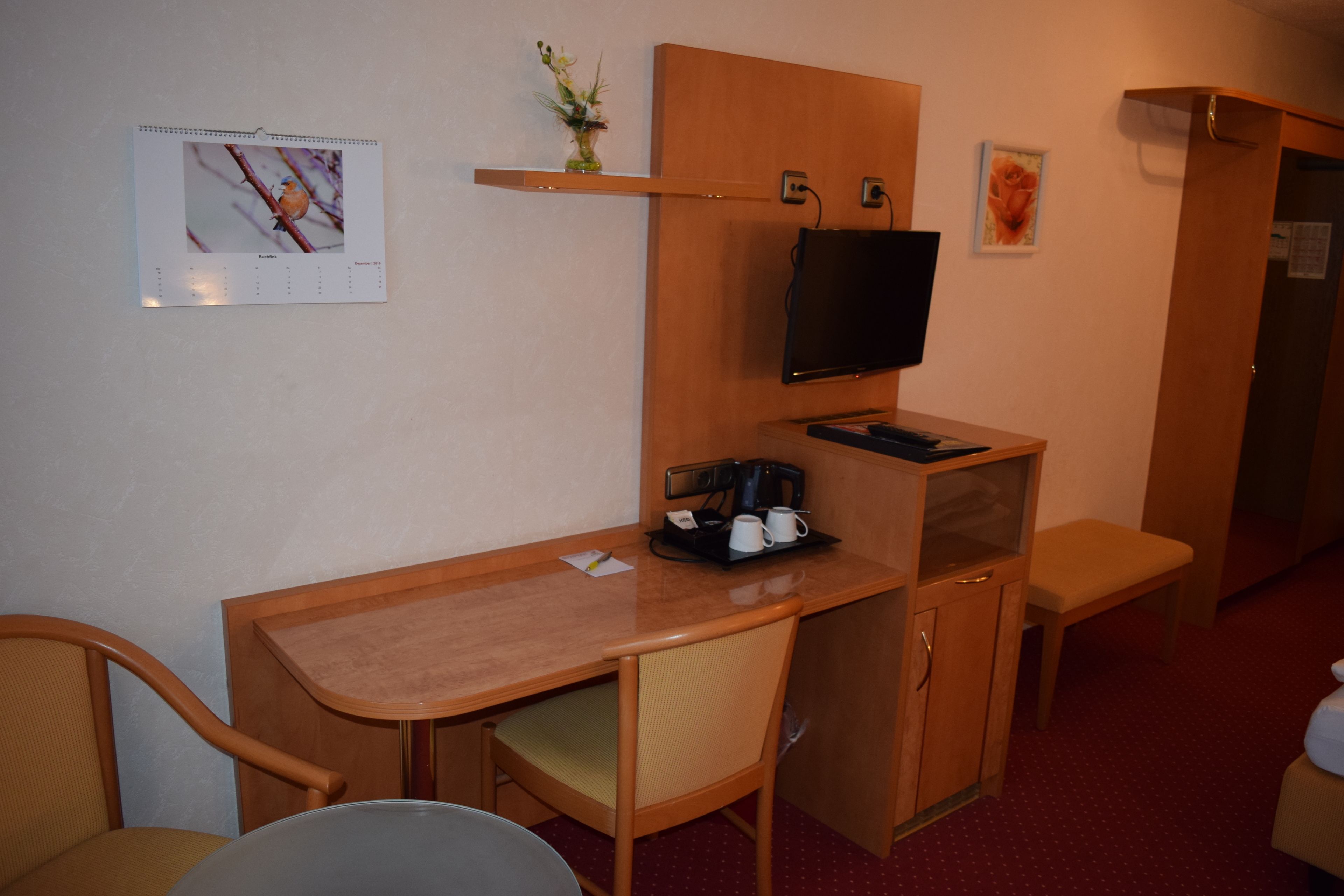 standard single room | living area | flat-screen tv