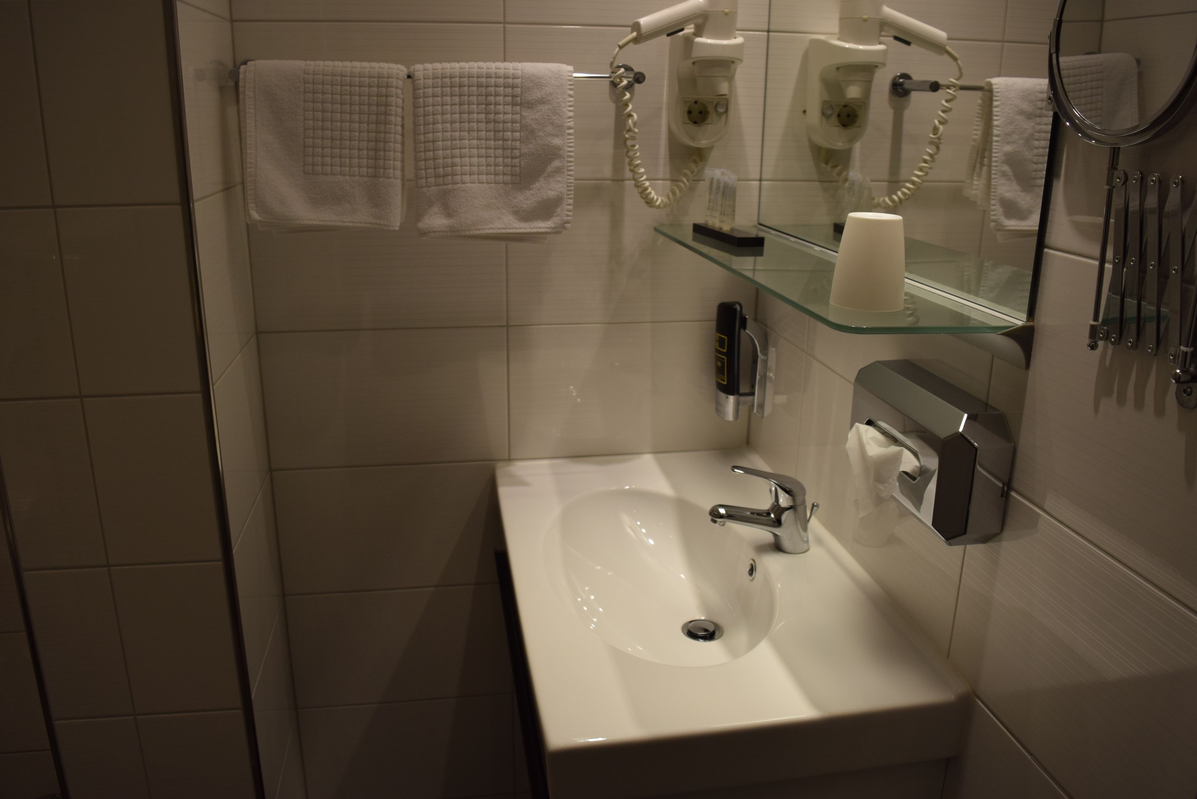 comfort suite, 1 bedroom | bathroom amenities | shower, free toiletries, hair dryer, towels