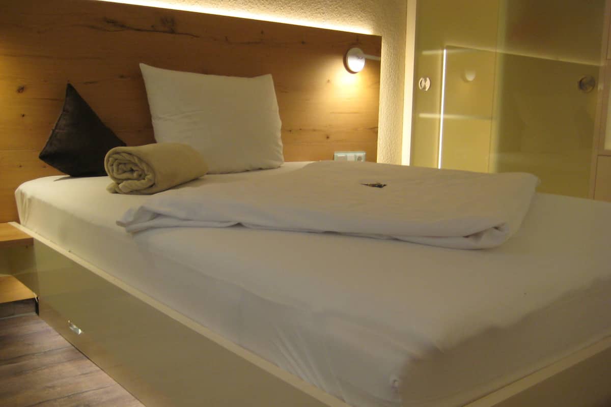 standard double room | room amenity