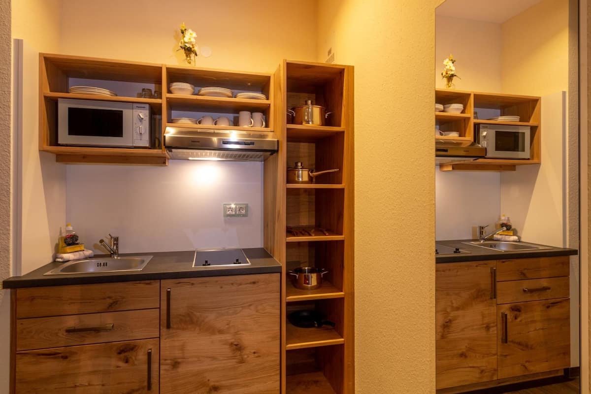 fridge, coffee/tea maker