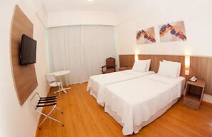 Deluxe Twin Room | Minibar, in-room safe, desk, blackout drapes - Premier Parc Hotel (Juiz de Fora)