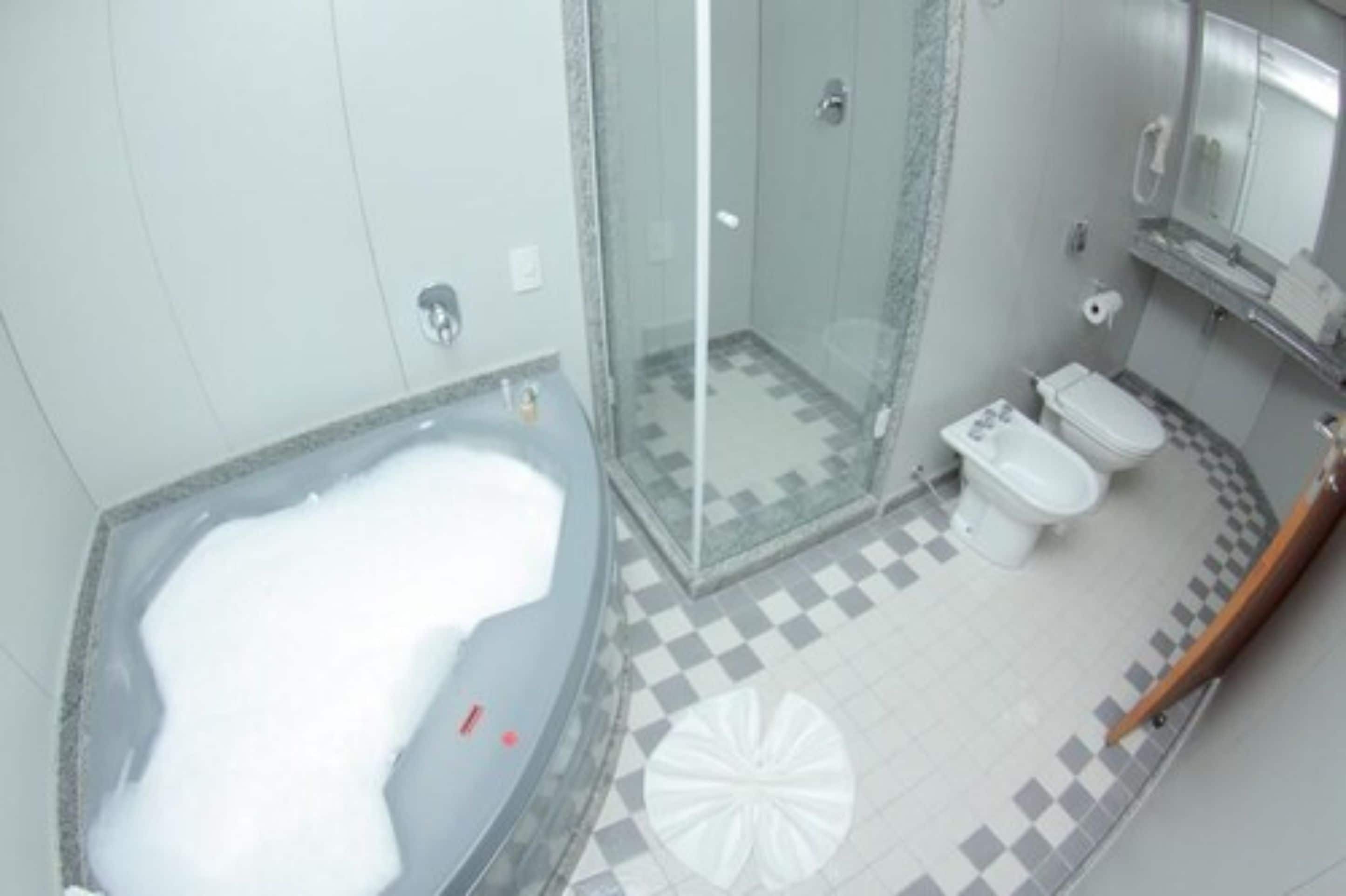 quarto casal master | bathroom | shower, free toiletries, hair dryer, towels