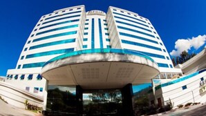 Un hotel moderno con una entrada curva y un atrium central.