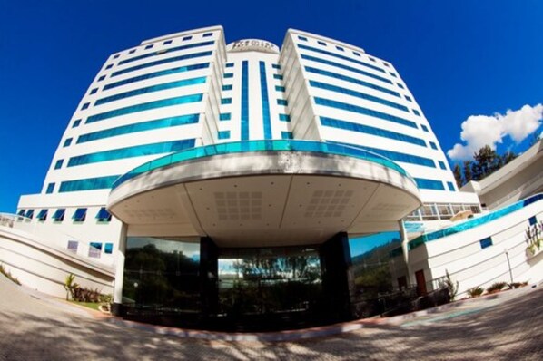 A modern hotel with a curved entrance and a central atrium. - Premier Parc Hotel (Juiz de Fora)