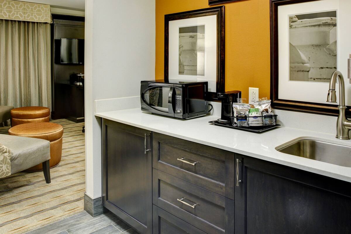 king, studio, 1 king bed, non smoking, kitchenette | private kitchenette | fridge, microwave, coffee/tea maker