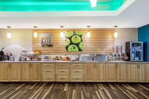 Free daily buffet breakfast - La Quinta Inn & Suites by Wyndham Grand Forks (Grand Forks)
