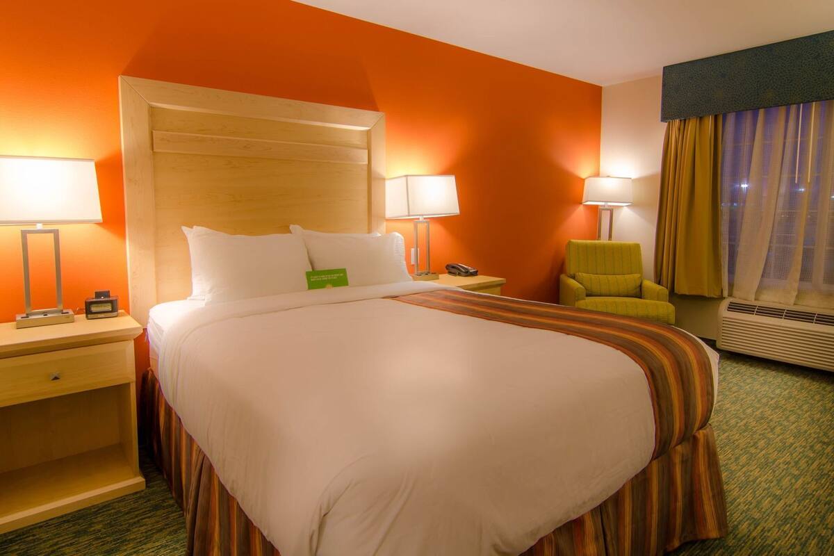 Ylelliset vuodevaatteet, työpöytä