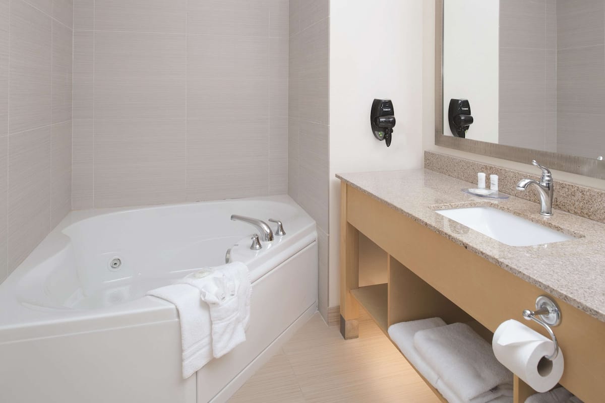 deluxe room, 1 king bed, non smoking | premium bedding, desk, laptop workspace, blackout curtains