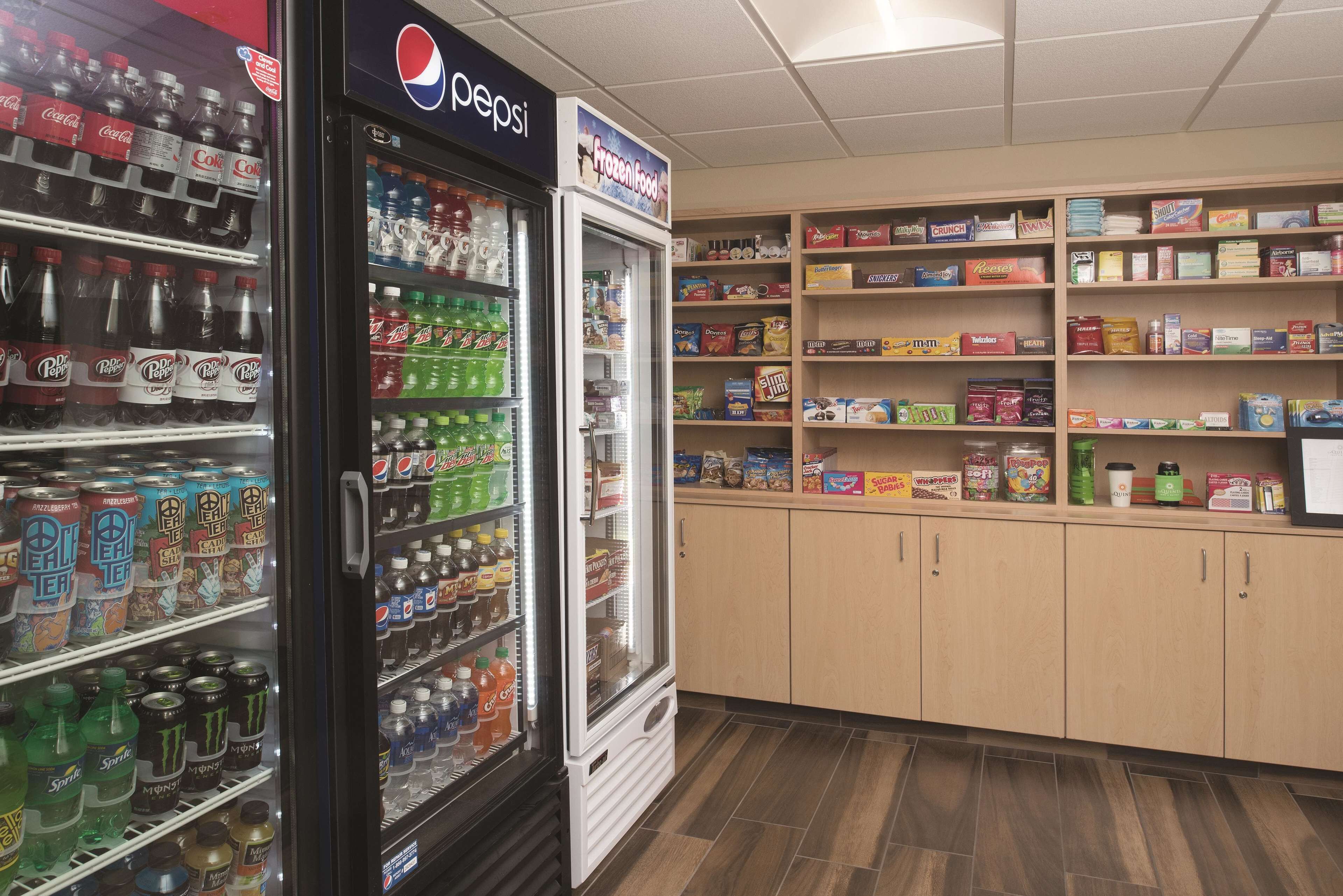 Ett område med försäljningsautomater som säljer Pepsi och Coca-Cola, samt en frys med olika sorters drycker.