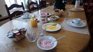 A breakfast table with various food items, including eggs, cheese, and a bowl of yogurt. - Guesthouse Pickery (Bruges)