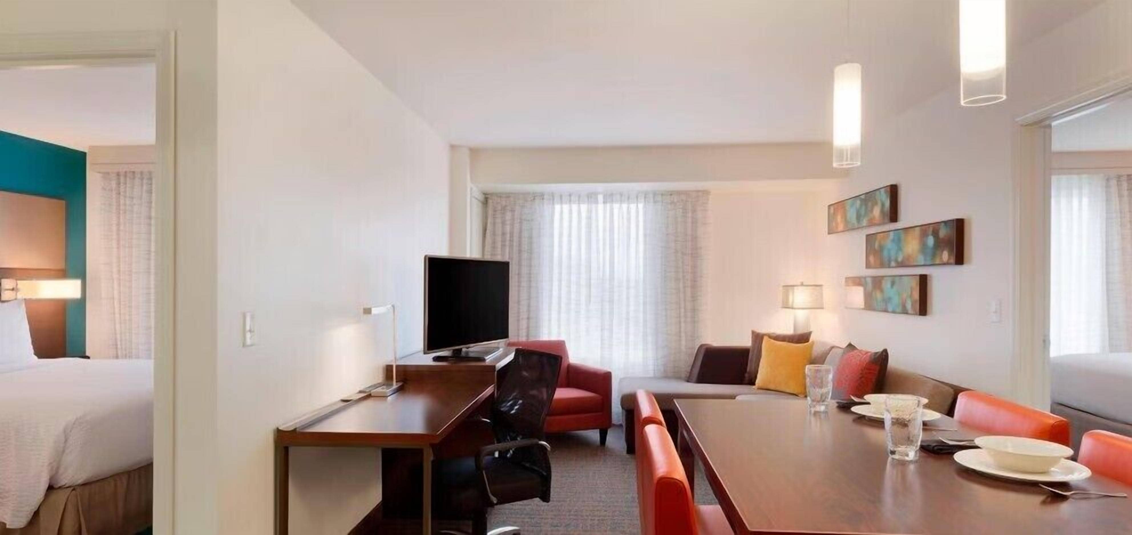 suite, 2 bedrooms (mobility/hearing access, roll-in shwr) | down duvets, desk, laptop workspace, blackout curtains