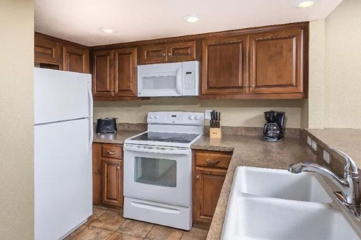 Fridge, microwave, coffee/tea maker, toaster