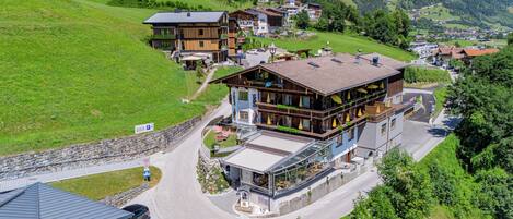 Vista frontal de la propiedad