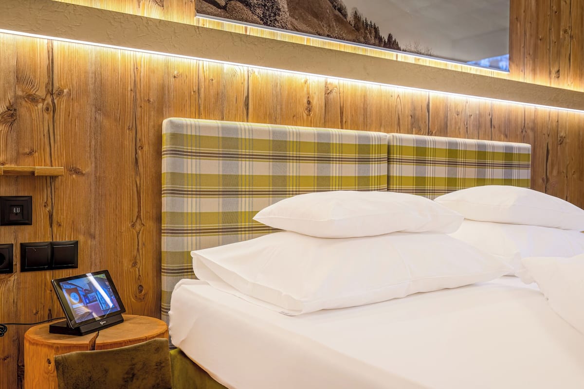Premium bedding, in-room safe, desk, blackout drapes