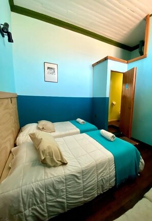 Twin Room, 2 Single Beds | Individually furnished, iron/ironing board, free WiFi - Casa Ferrari 406 (Valparaiso)