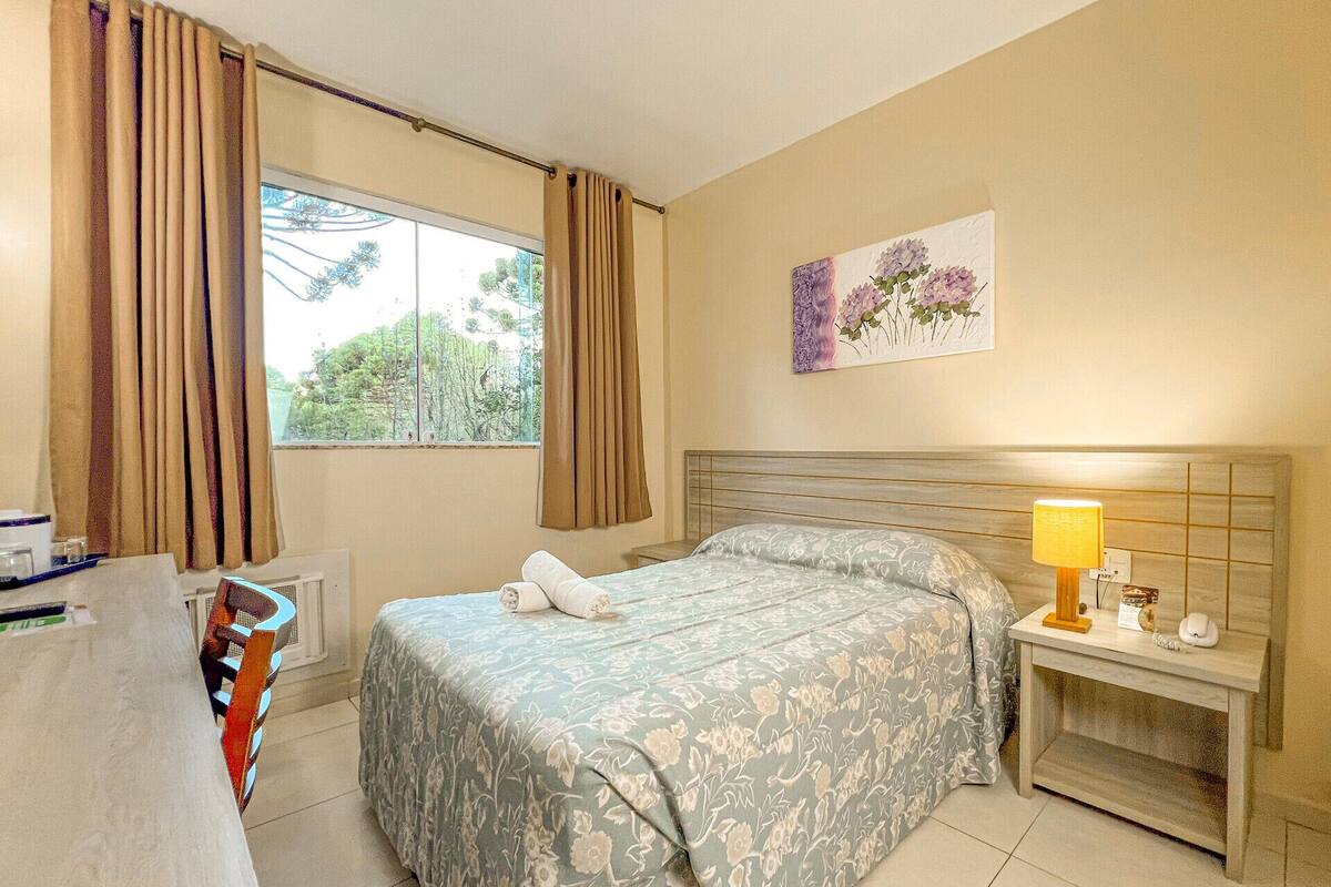 Decoración personalizada, escritorio, wifi gratis y ropa de cama
