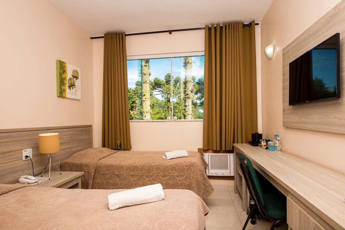 Decoración personalizada, escritorio, wifi gratis y ropa de cama