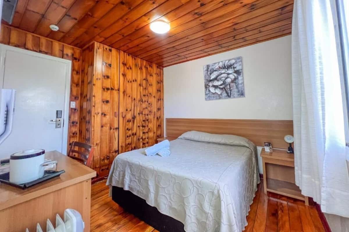 Individuell dekoriert, Schreibtisch, kostenloses WLAN, Bettwäsche