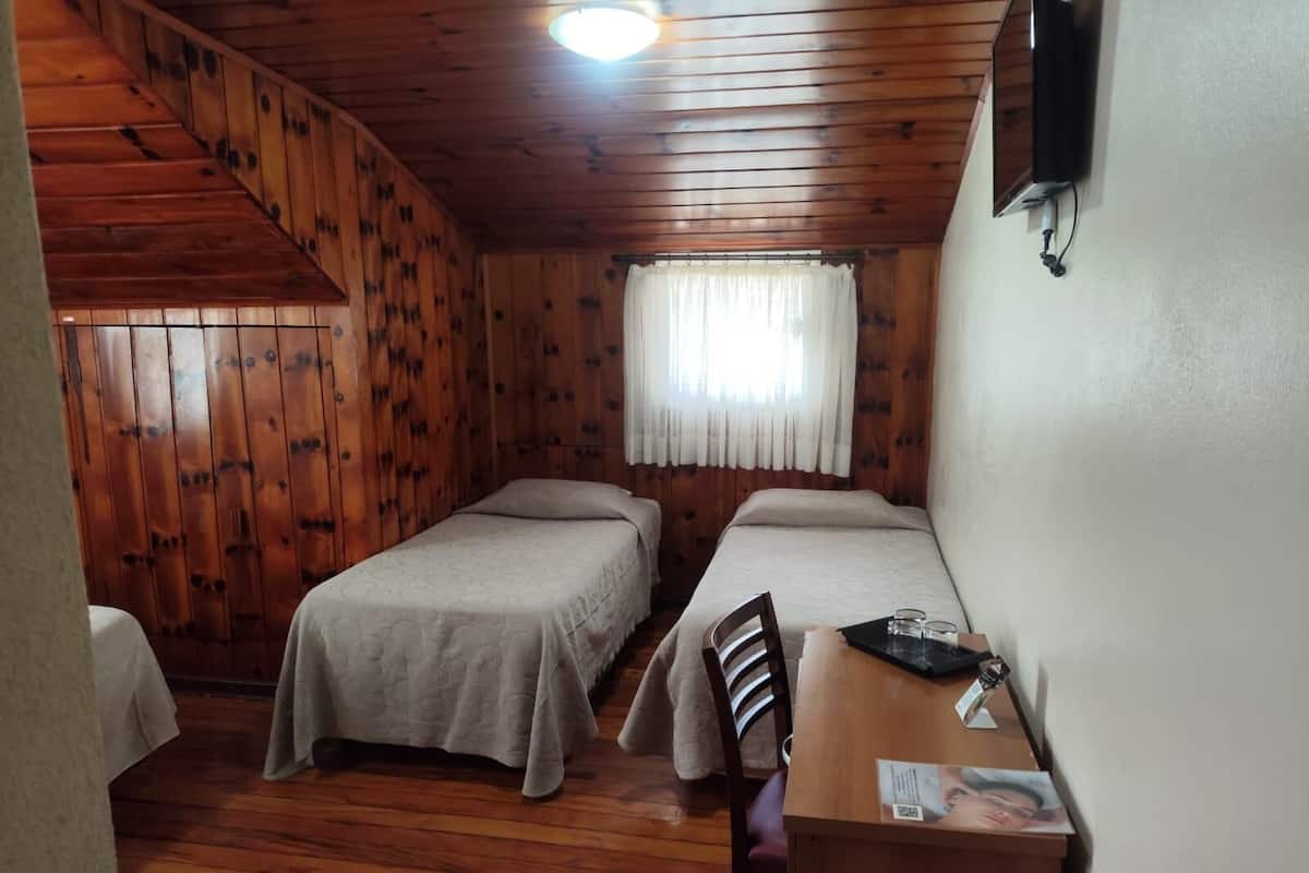 Decoración personalizada, escritorio, wifi gratis y ropa de cama