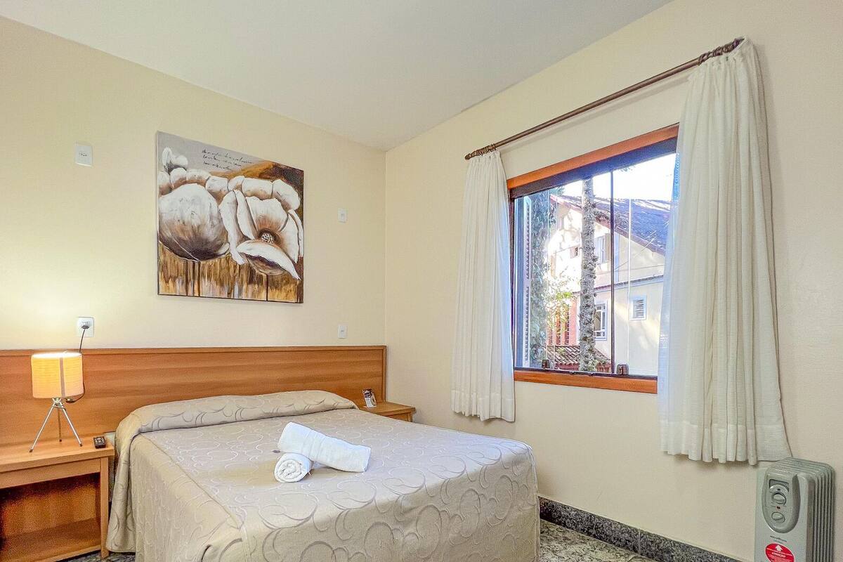 Desk, free WiFi, individually decorated, bed sheets