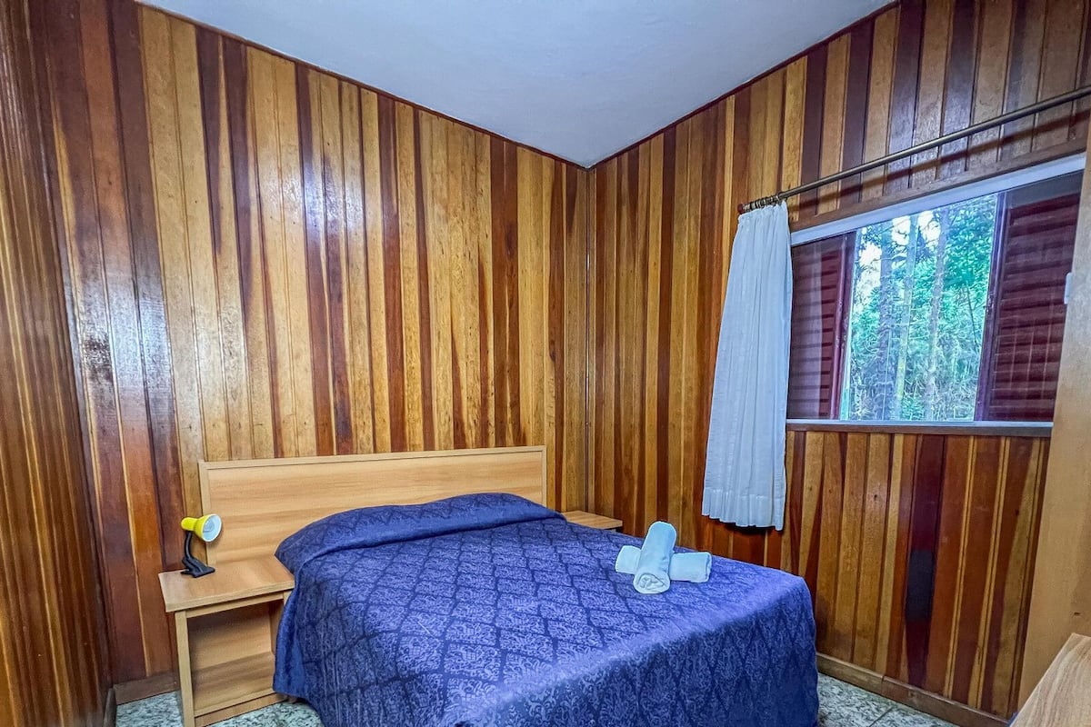 Decoración personalizada, escritorio, wifi gratis y ropa de cama