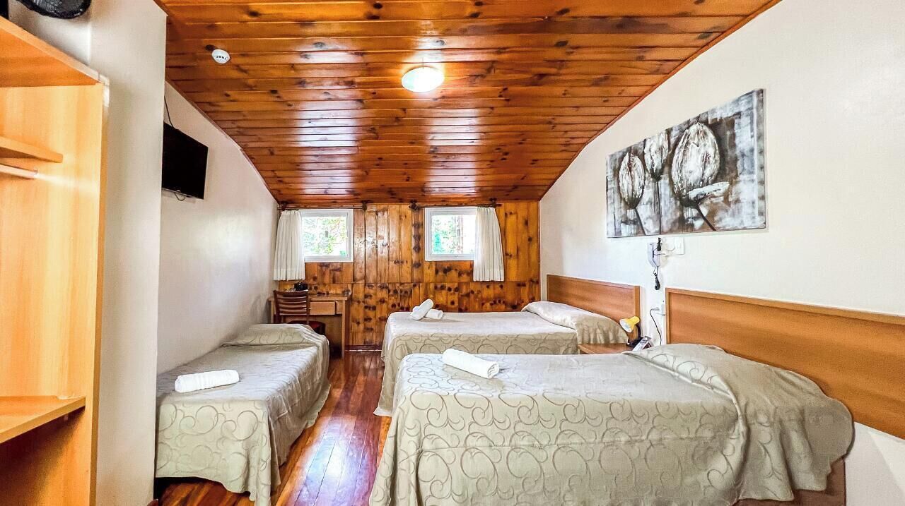 Econômico Quíntuplo | Individually decorated, desk, free WiFi, bed sheets