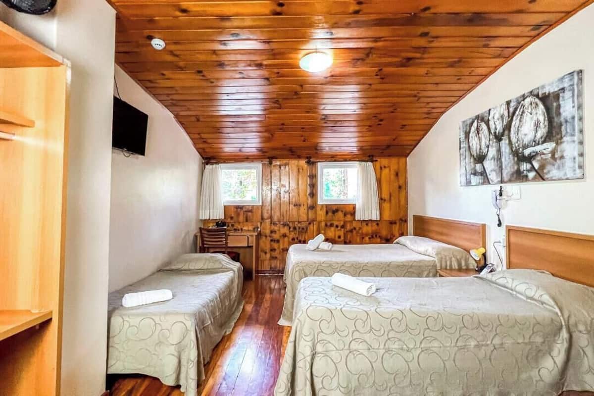 Econômico Quíntuplo | Individually decorated, desk, free WiFi, bed sheets