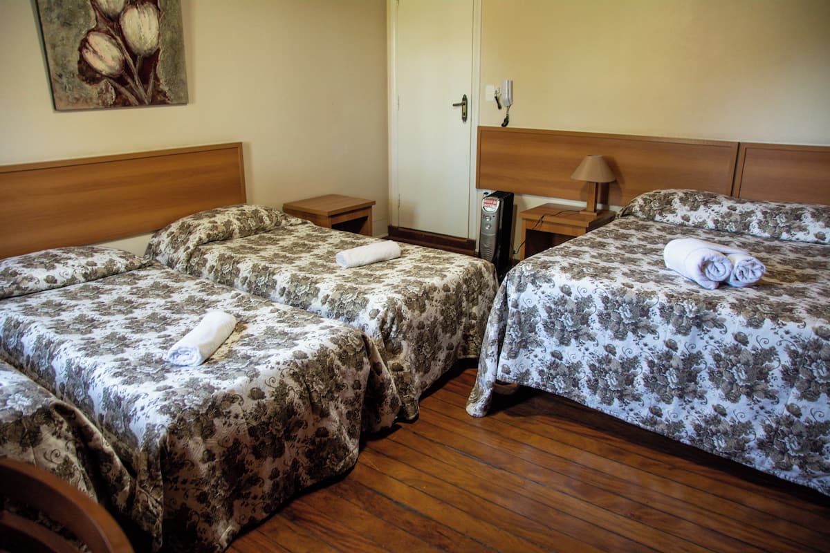 Decoración personalizada, escritorio, wifi gratis y ropa de cama