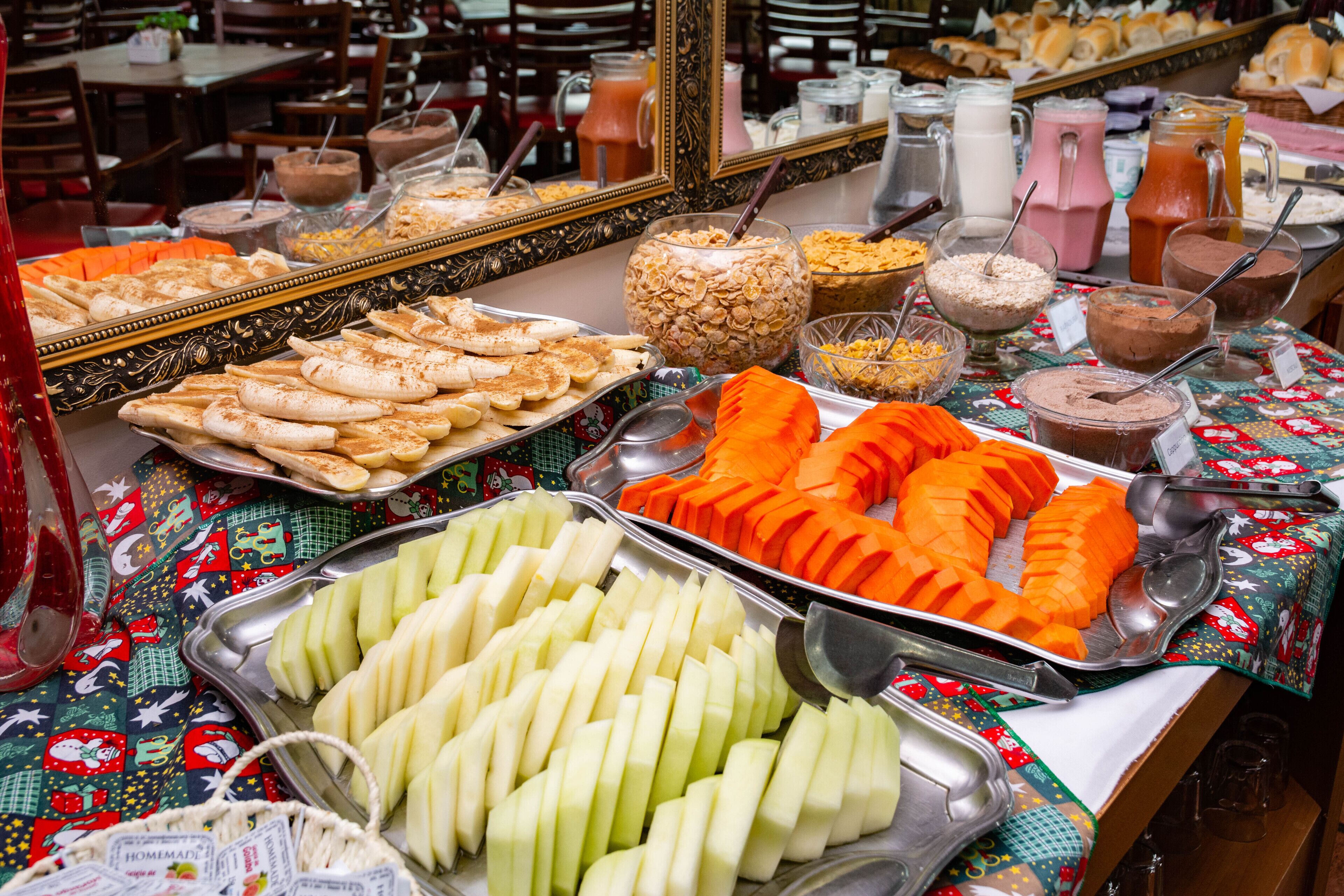 Un buffet proposant une variété de plats et de boissons.