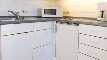 Refrigerador con freezer, microondas, placa de cocina, cafetera/tetera