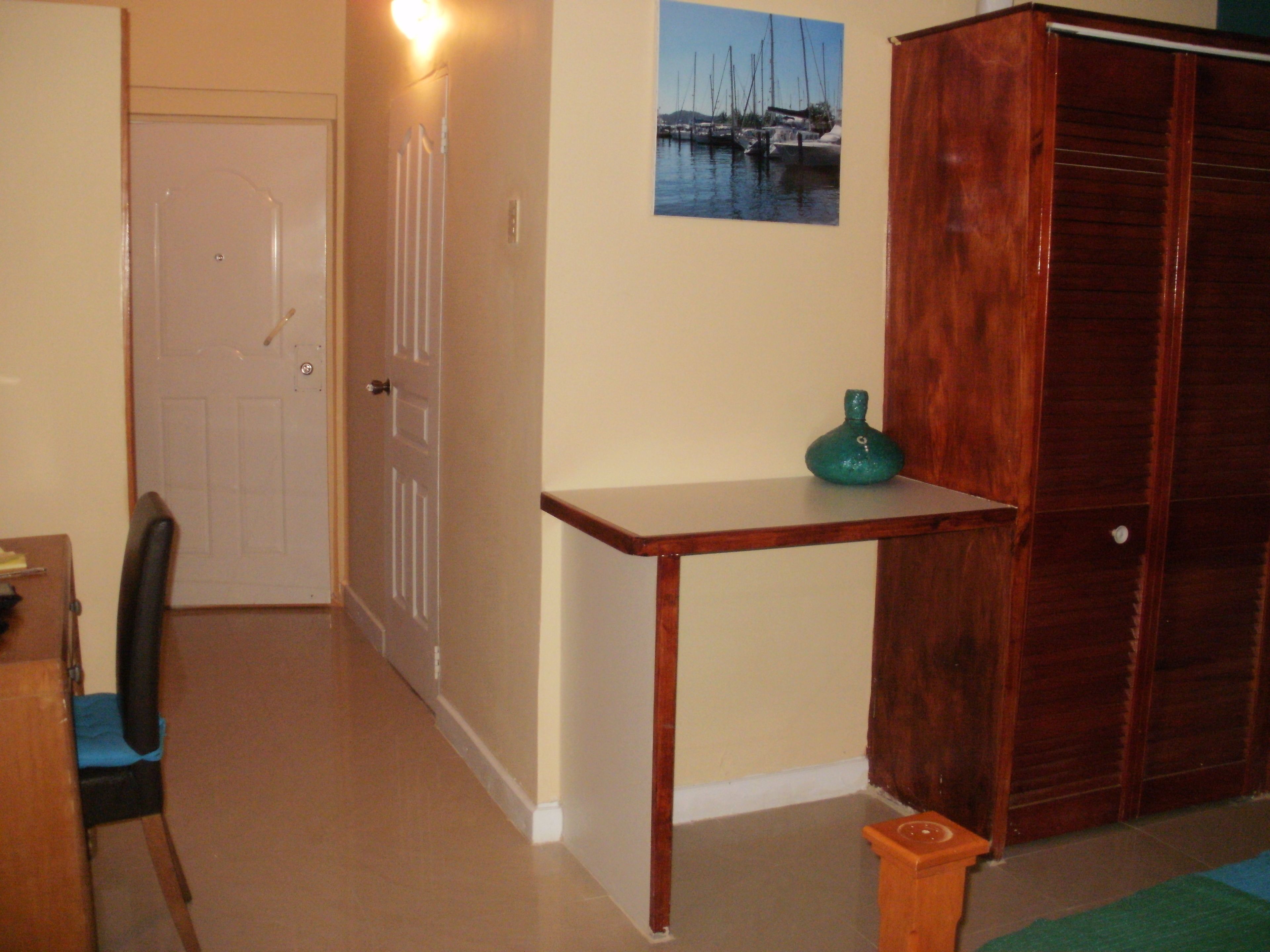 Escritorio y espacio para trabajar con laptop 