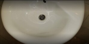 Deluxe Double Room | Bathroom | Shower, towels