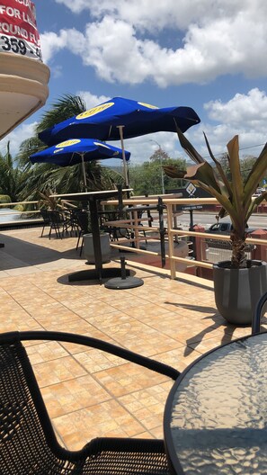 Déjeuner, dîner et brunch servis sur place, vue sur le jardin