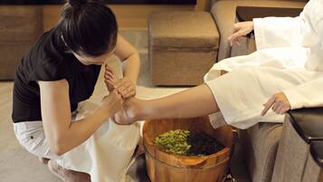 Couples treatment rooms, body treatments, aromatherapy
