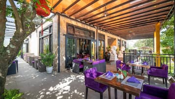 Se sirven desayunos y cocina internacional (con vistas a la piscina)