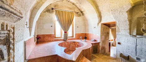 Stone Suite with Jacuzzi | Banheiro | Produtos de toalete grátis, secador de cabelo, chinelos