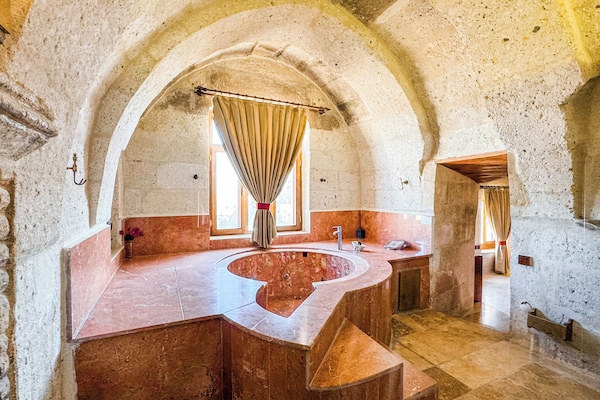 Stone Suite with Jacuzzi | Badrum | Gratis toalettartiklar, hÄrtork, tofflor och handdukar