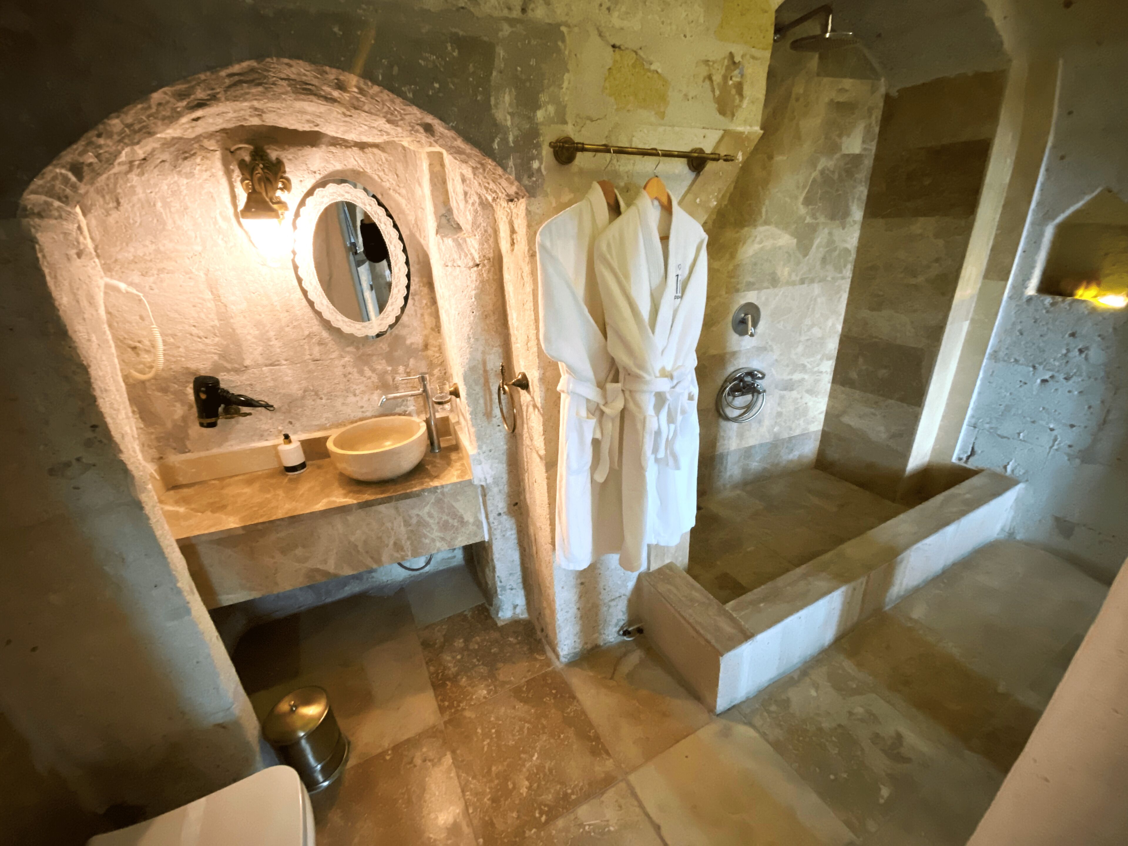 Stone Suite with Jacuzzi | Salle de bain | Articles de toilette gratuits, sèche-cheveux, chaussons