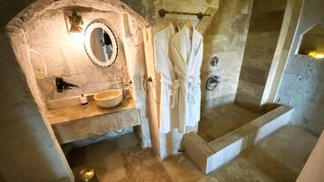 Stone Suite with Jacuzzi | Salle de bain | Articles de toilette gratuits, sĂšche-cheveux, chaussons