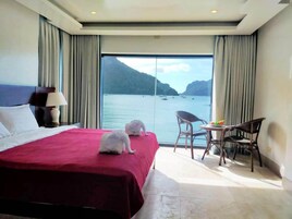 Deluxe Suite (Sea View) | 客房內保險箱、書桌、免費無線上網、床單