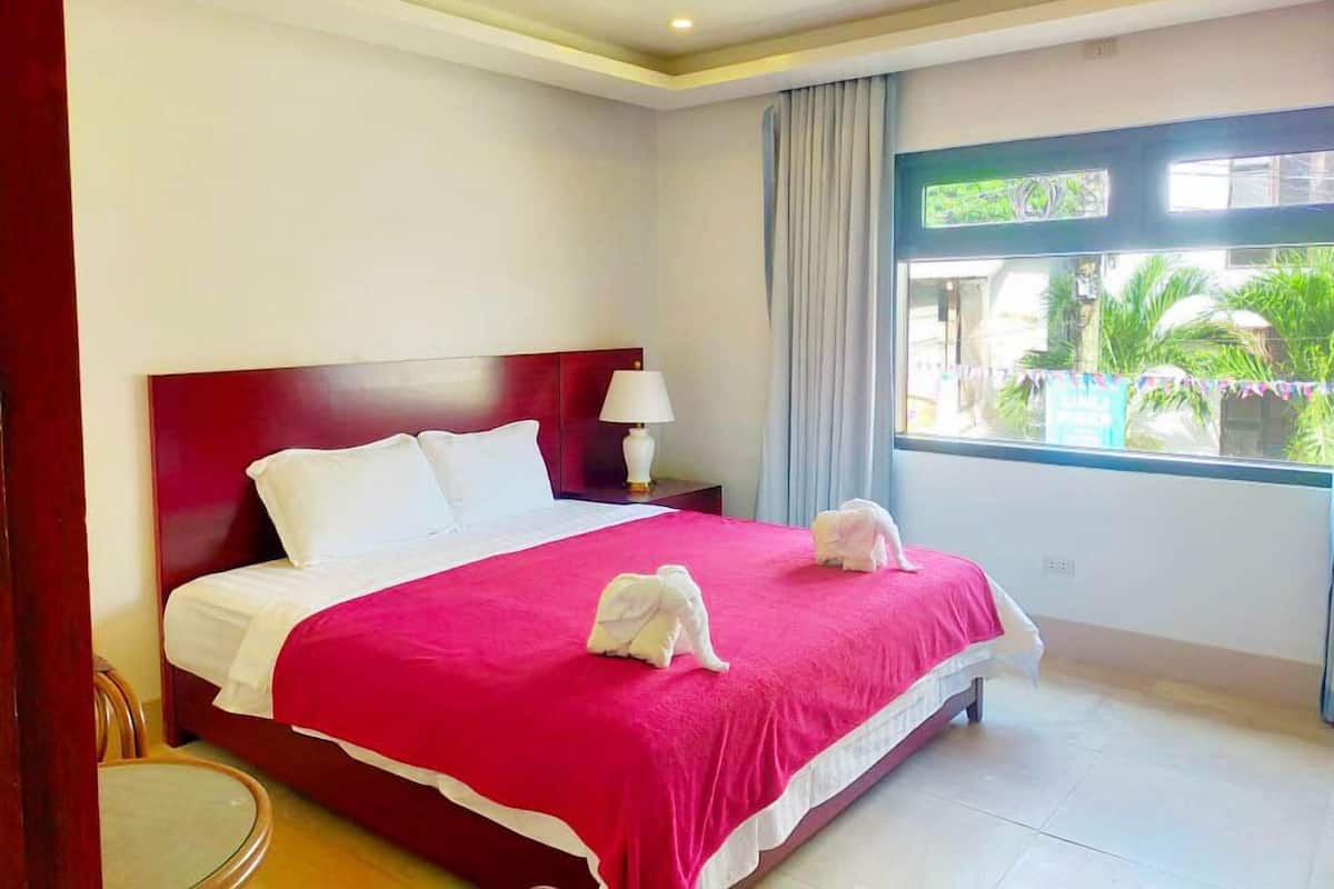 Deluxe Suite (City view) | In-room safe, desk, free WiFi, bed sheets