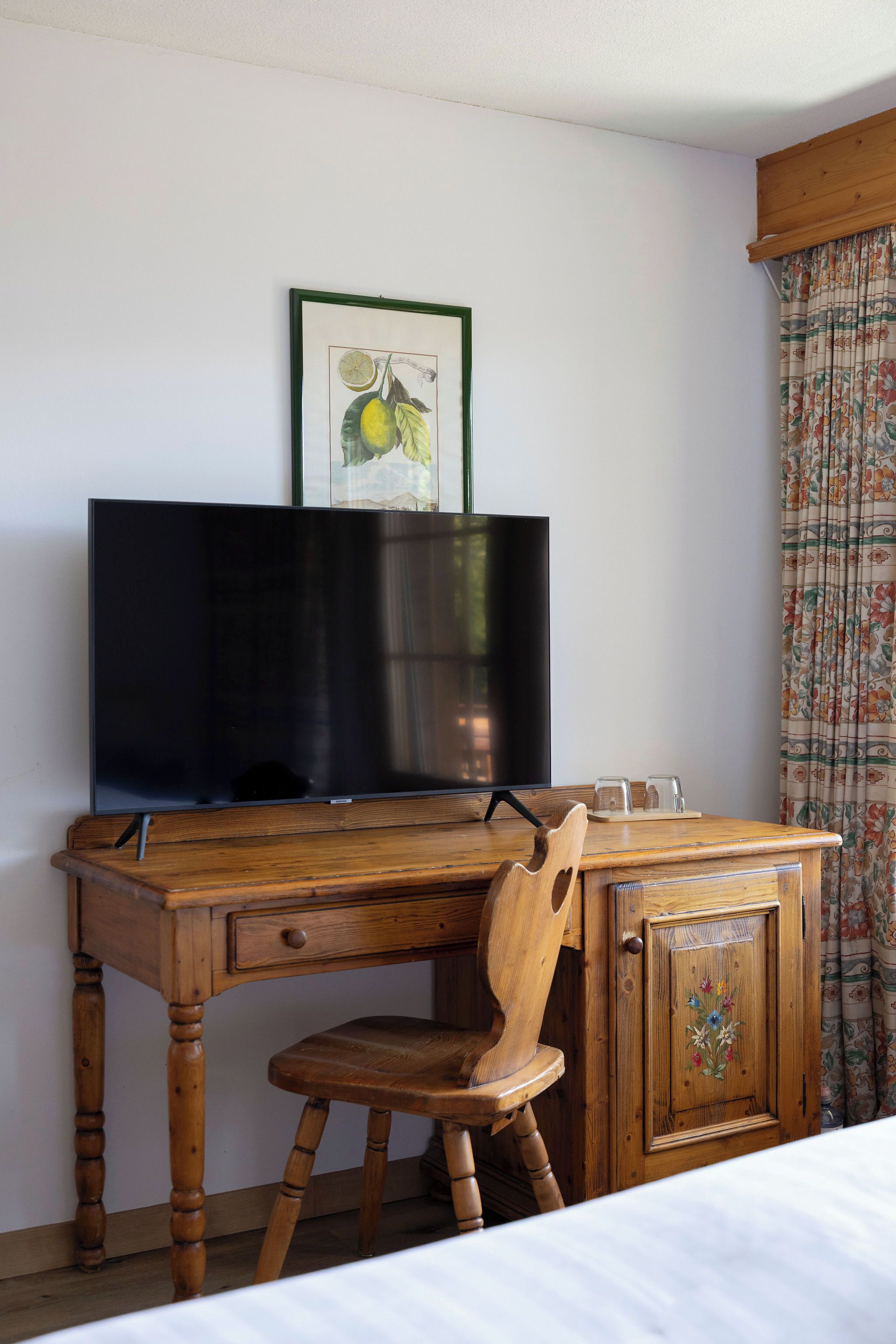 deluxe double or twin room | television