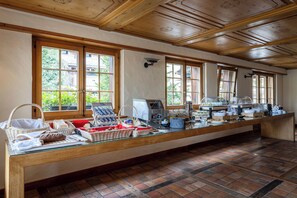 Free daily buffet breakfast  - Hôtel Montpelier (Bagnes)