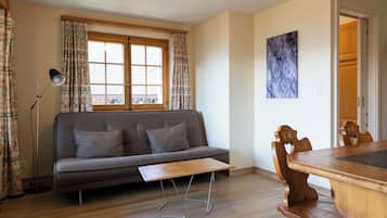 Departamento, 2 habitaciones, balcón | Área de sala de estar | Televisión de pantalla plana de 43 pulgadas con canales por cable