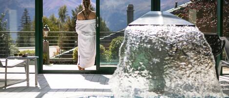 Inomhuspool och solstolar