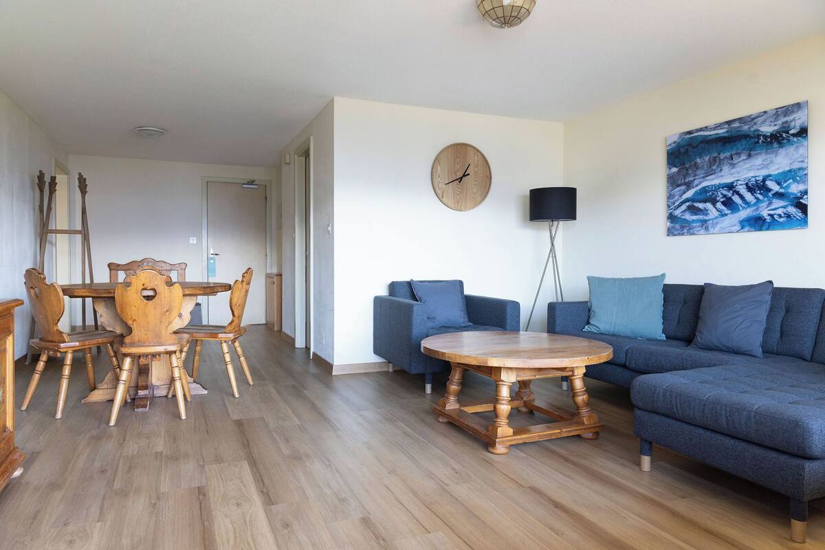 Departamento, 3 habitaciones, balcón | Área de sala de estar | Televisión de pantalla plana de 43 pulgadas con canales por cable