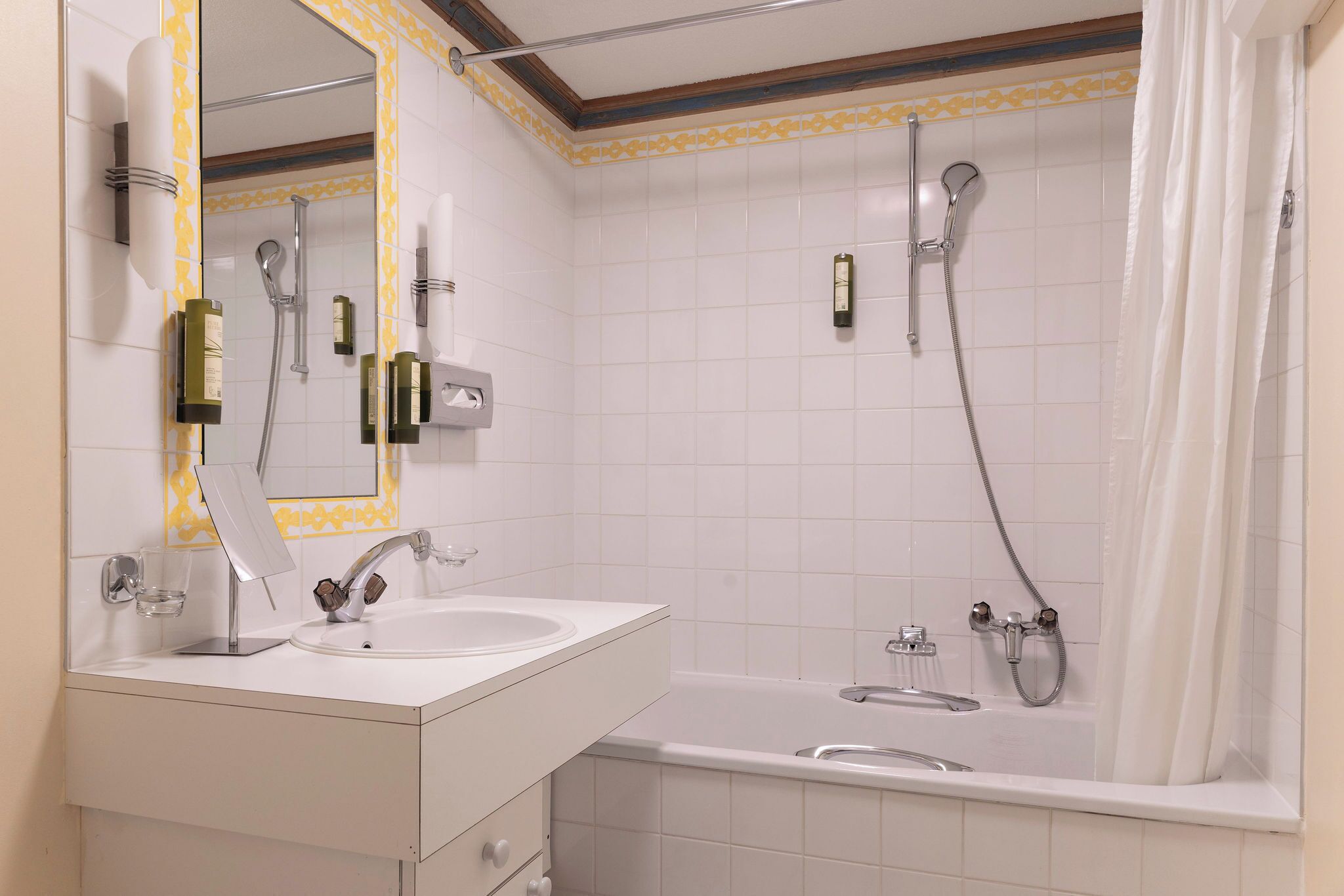 Un bagno con doppio lavabo, vasca da bagno e doccia.